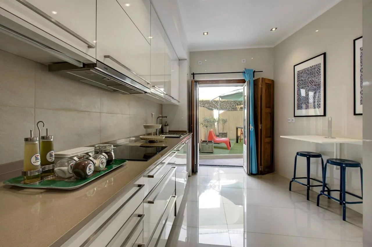 Localtraveling Cathedral & Castle - Family Apartments Lisbon Portugal
